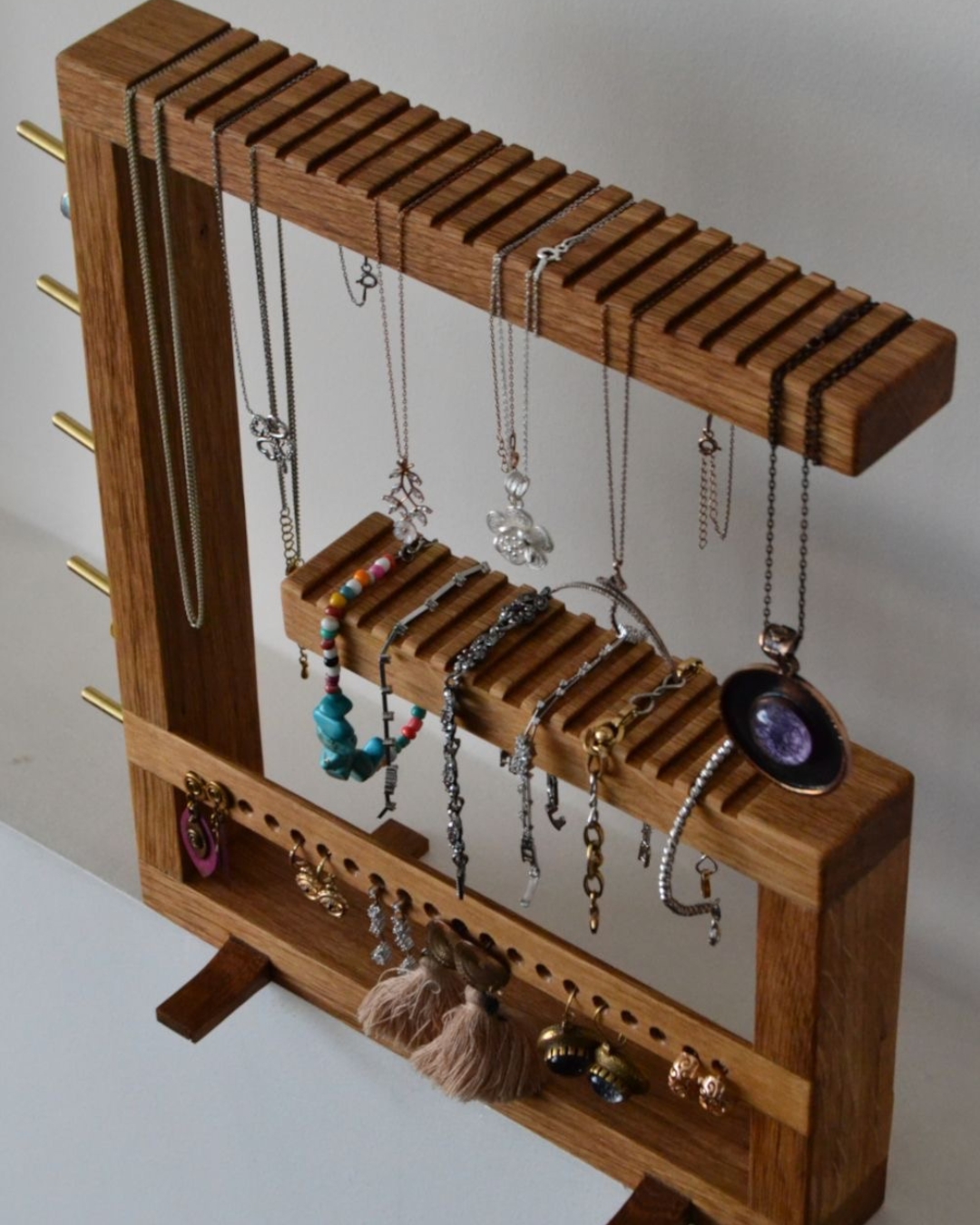 جایگاه استند جواهرات در چیدمان میز آرایش